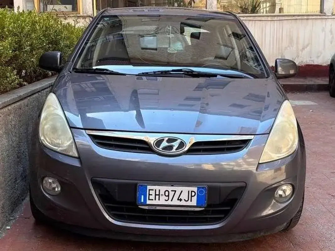 Usata Hyundai i20 Comfort 75 CV (55 kW) 2011 Grigio Utilitaria