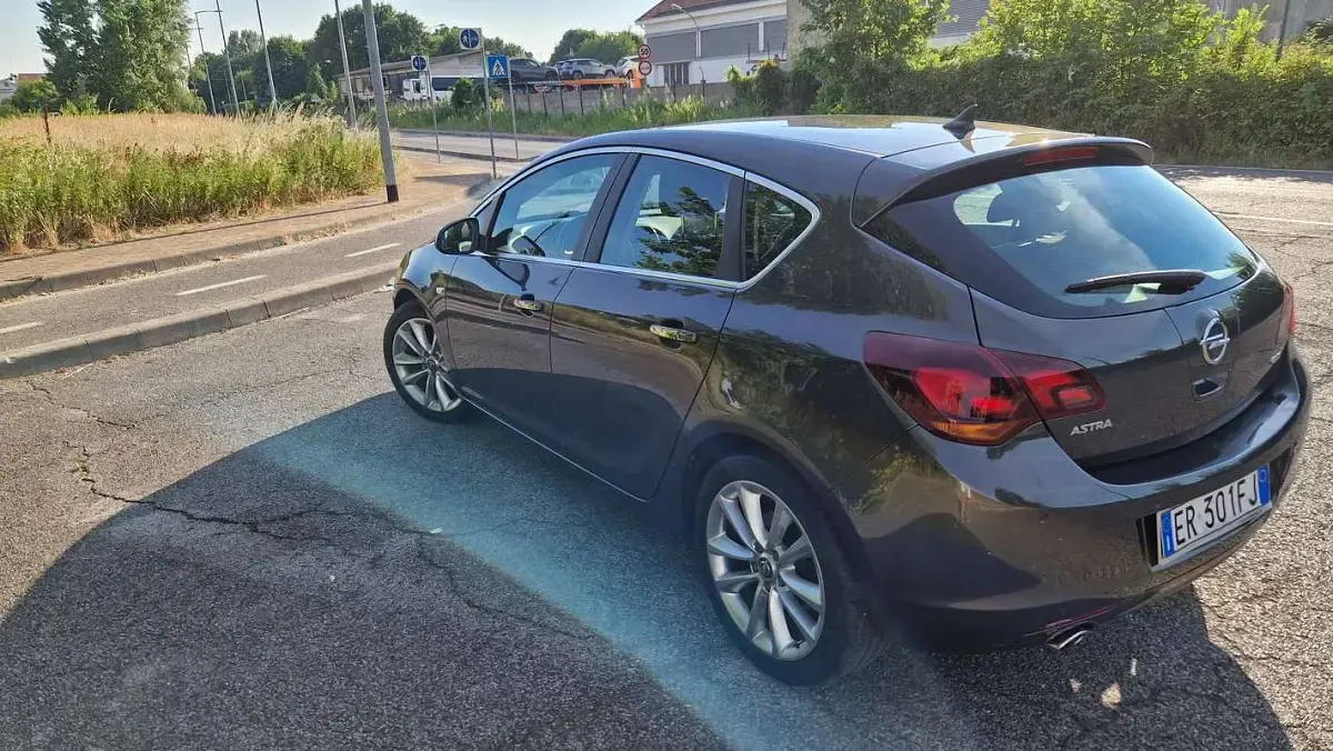 Usata Opel Astra Cosmo 165 CV (121 kW) 2013 Grigio Berlina