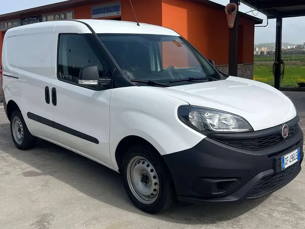 Usata Fiat Doblò 105 CV (77 kW) 2021 Bianco Monovolume