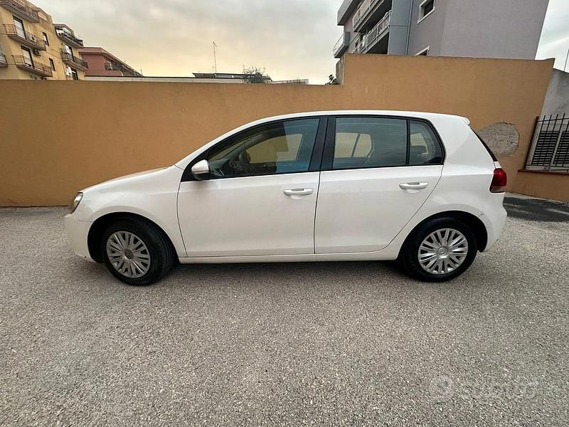 Usata VW Golf VI 65 CV (47 kW) 2011 Bianco Utilitaria