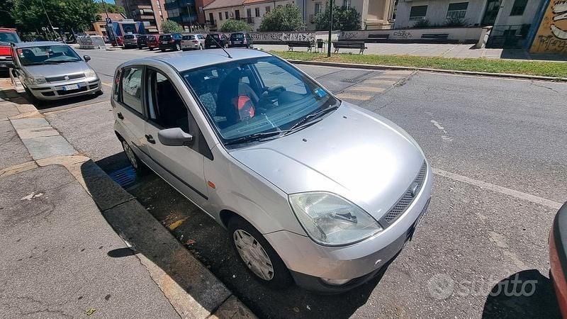 Begagnad Ford Fiesta 68 HK (50 kW) 2005 Grå Halvkombi