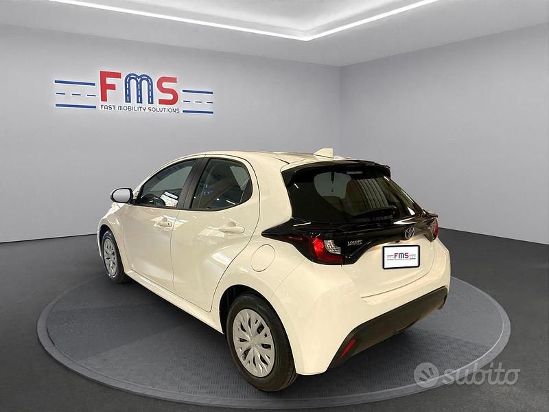 Usata Toyota Yaris Hybrid Active 158 CV (116 kW) 2025 Bianco Utilitaria