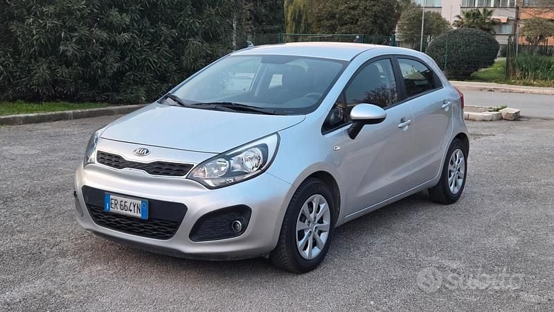Usata Kia Rio 75 CV (55 kW) 2013 Grigio Berlina