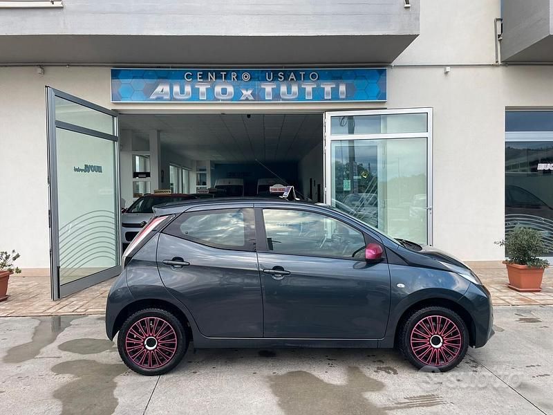 Grigio Usata 2015 Toyota Aygo X-wave Due volumi | 7900 € (Buon prezzo) - Immagine 1/4