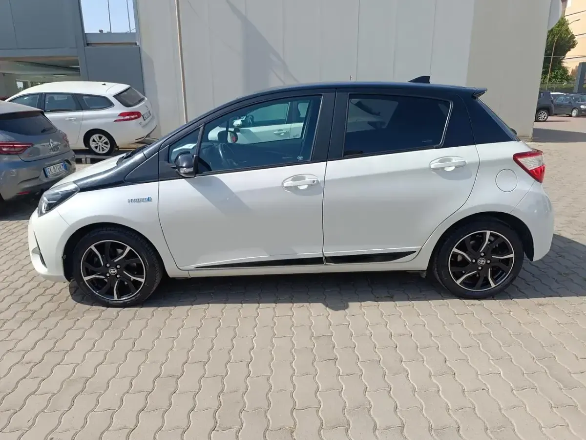 Usata Toyota Yaris Hybrid Style 73 CV (53 kW) 2018 Bianco Berlina