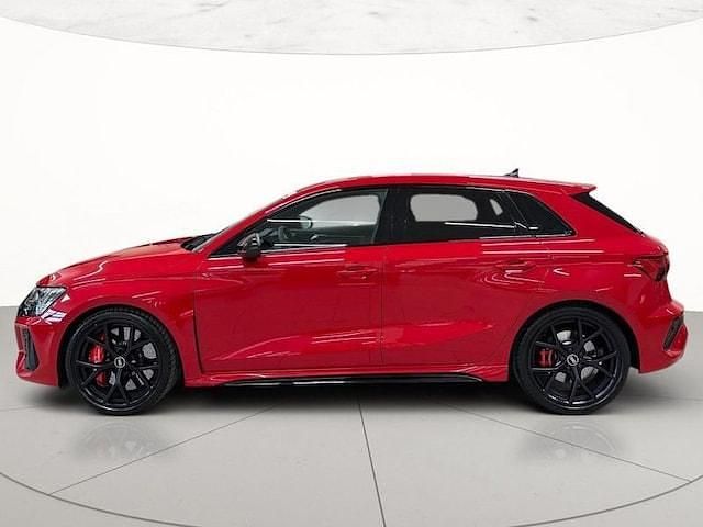 Usata Audi RS3 Sportback Ambiente 400 CV (294 kW) 2023 Rosso tango metallizzato Utilitaria