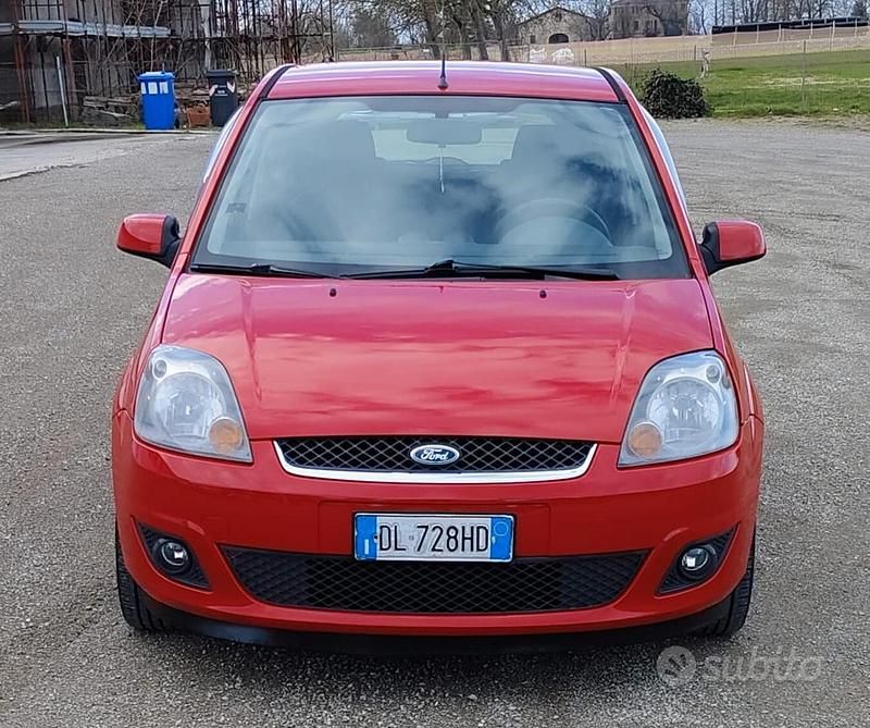 Usata Ford Fiesta Ghia 68 CV (50 kW) 2007 Rosso Utilitaria