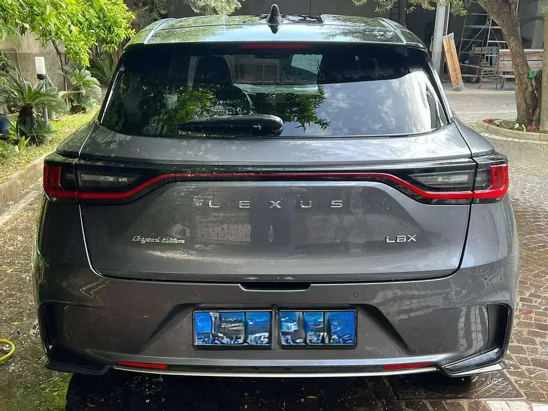Usata Lexus LBX 91 CV (66 kW) 2024 Grigio SUV