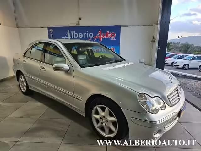 Usata Mercedes C220 Avantgarde 150 CV (110 kW) 2006 Argento Berlina