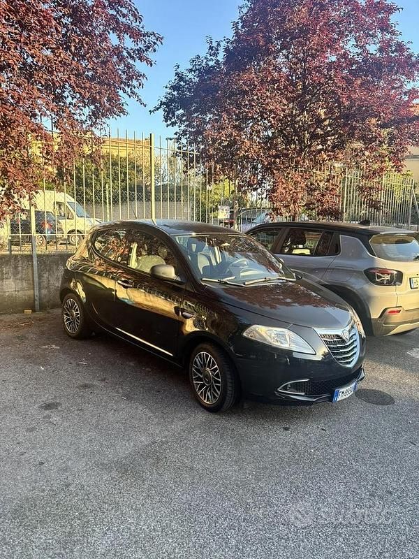 Begagnad Lancia Ypsilon 69 HK (50 kW) 2017 Svart Halvkombi