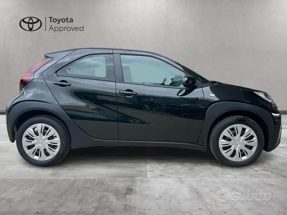 Uusi Toyota Aygo X Active 72 HP (52 kW) 2026 Musta Katumaasturi