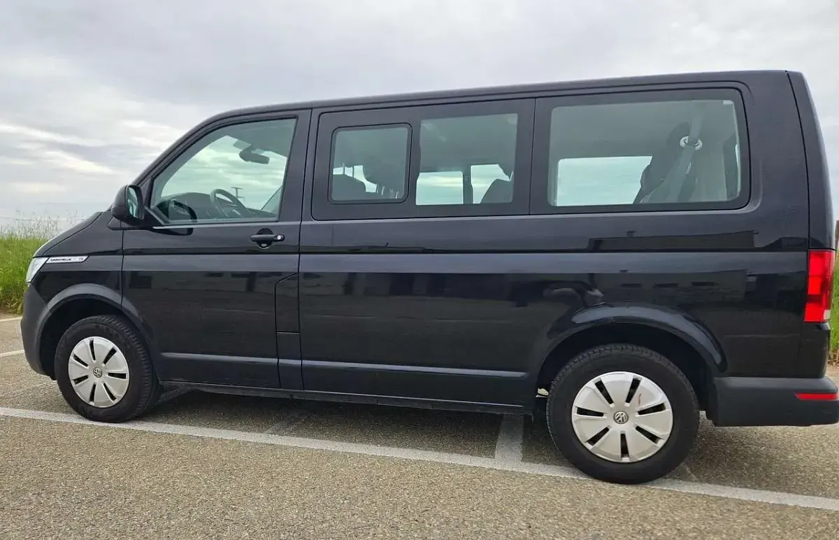 Begagnad VW Caravelle Trendline 150 HK (110 kW) 2023 Svart Van