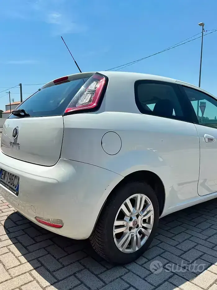 Usata Fiat Punto 77 CV (56 kW) 2012 Bianco Utilitaria