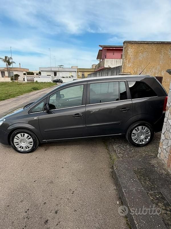Usata Opel Zafira Edition 150 CV (110 kW) 2012 Grigio Monovolume