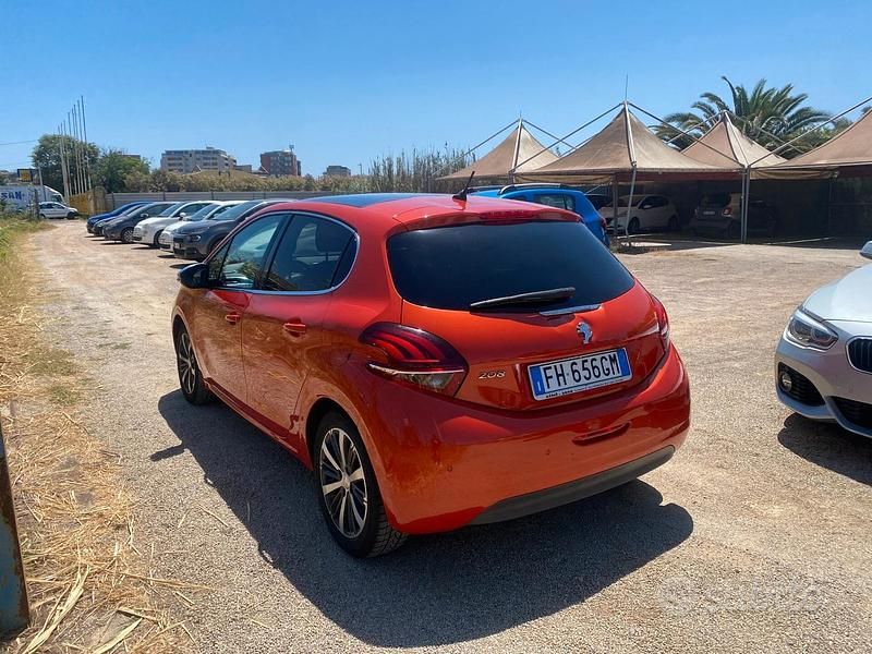 Usata Peugeot 208 Allure 75 CV (55 kW) 2017 Arancione Utilitaria