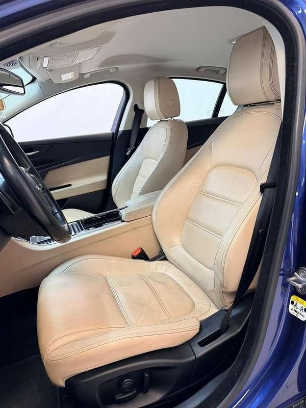 Usata Jaguar XE Prestige 179 CV (131 kW) 2016 Blu fire Berlina