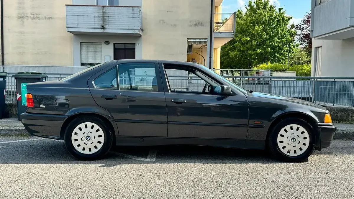 Usata BMW 318 116 CV (85 kW) 1991 Grigio Berlina