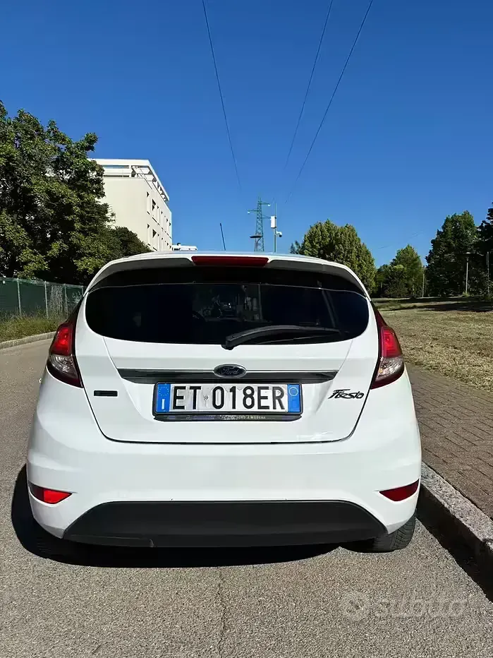 Usata Ford Fiesta 75 CV (55 kW) 2013 Bianco Berlina