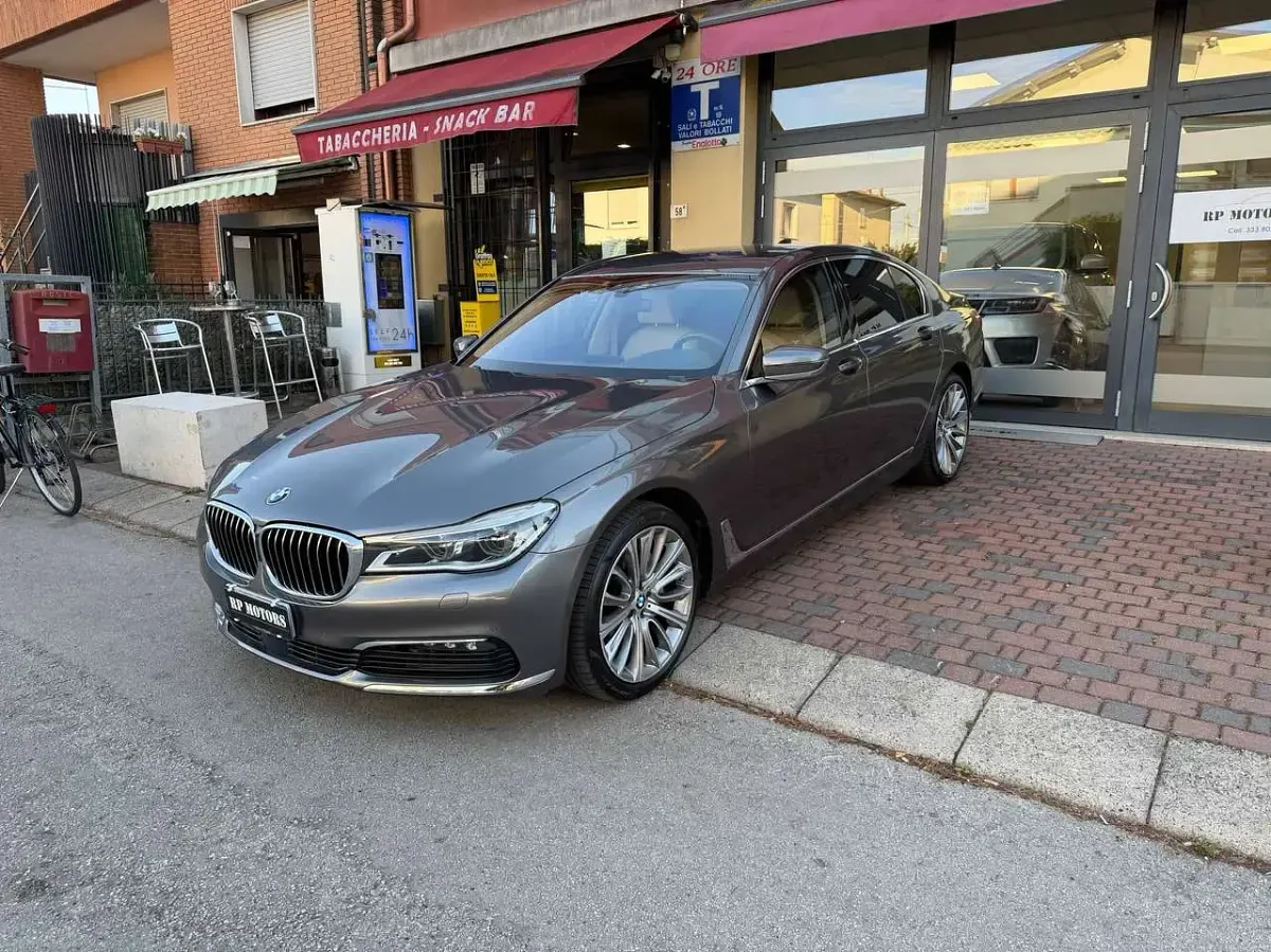 Begagnad BMW 730 Luxury Line 265 HK (194 kW) 2015 Grå Sedan