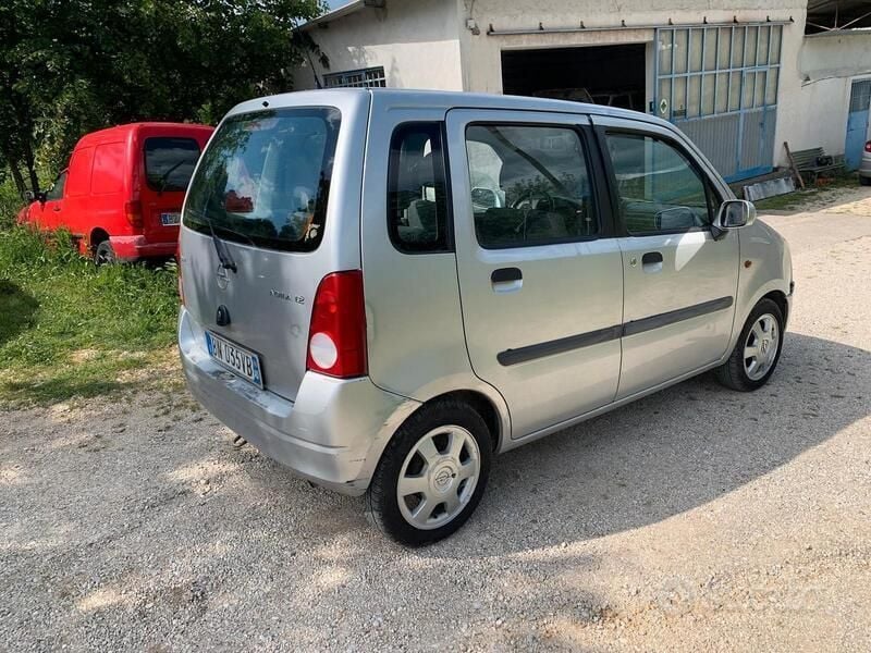 Usata Opel Agila 75 CV (55 kW) 2000 Grigio Utilitaria