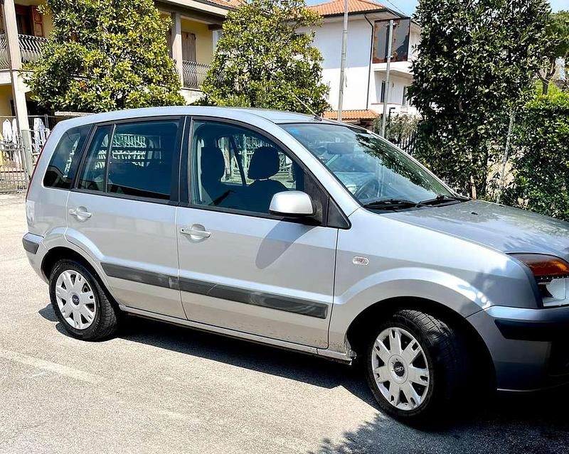 Usata Ford Fusion 68 CV (50 kW) 2007 Argento Utilitaria