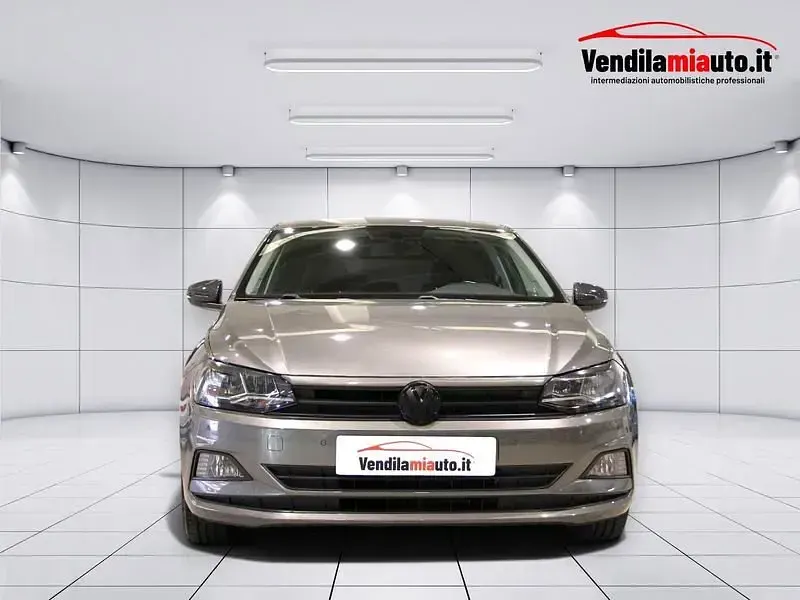 Usata VW Polo Trendline 75 CV (55 kW) 2018 Grigio scuro Utilitaria