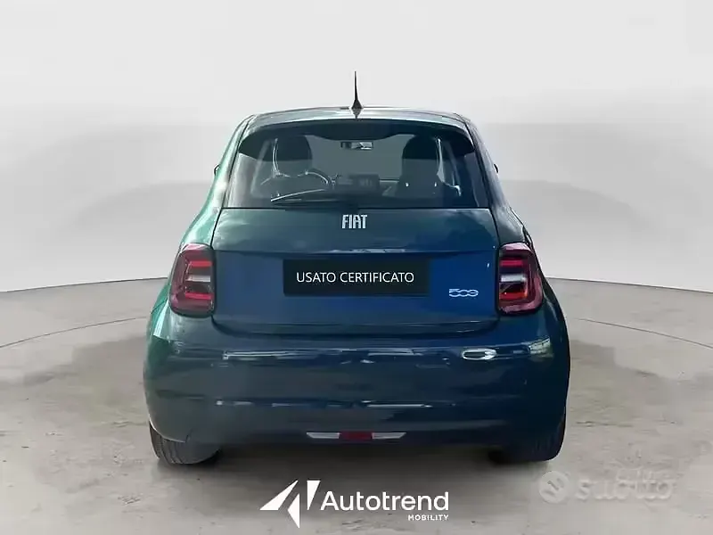 Second-hand Fiat 500e Icon 86 kW (118 CP) 2021 Albastru Berlinǎ
