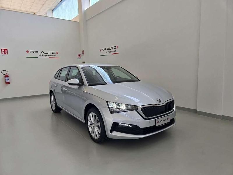 Grigio Usata 2023 Skoda Scala Ambition Due volumi | 19.800 € (Cara) - Immagine 1/4