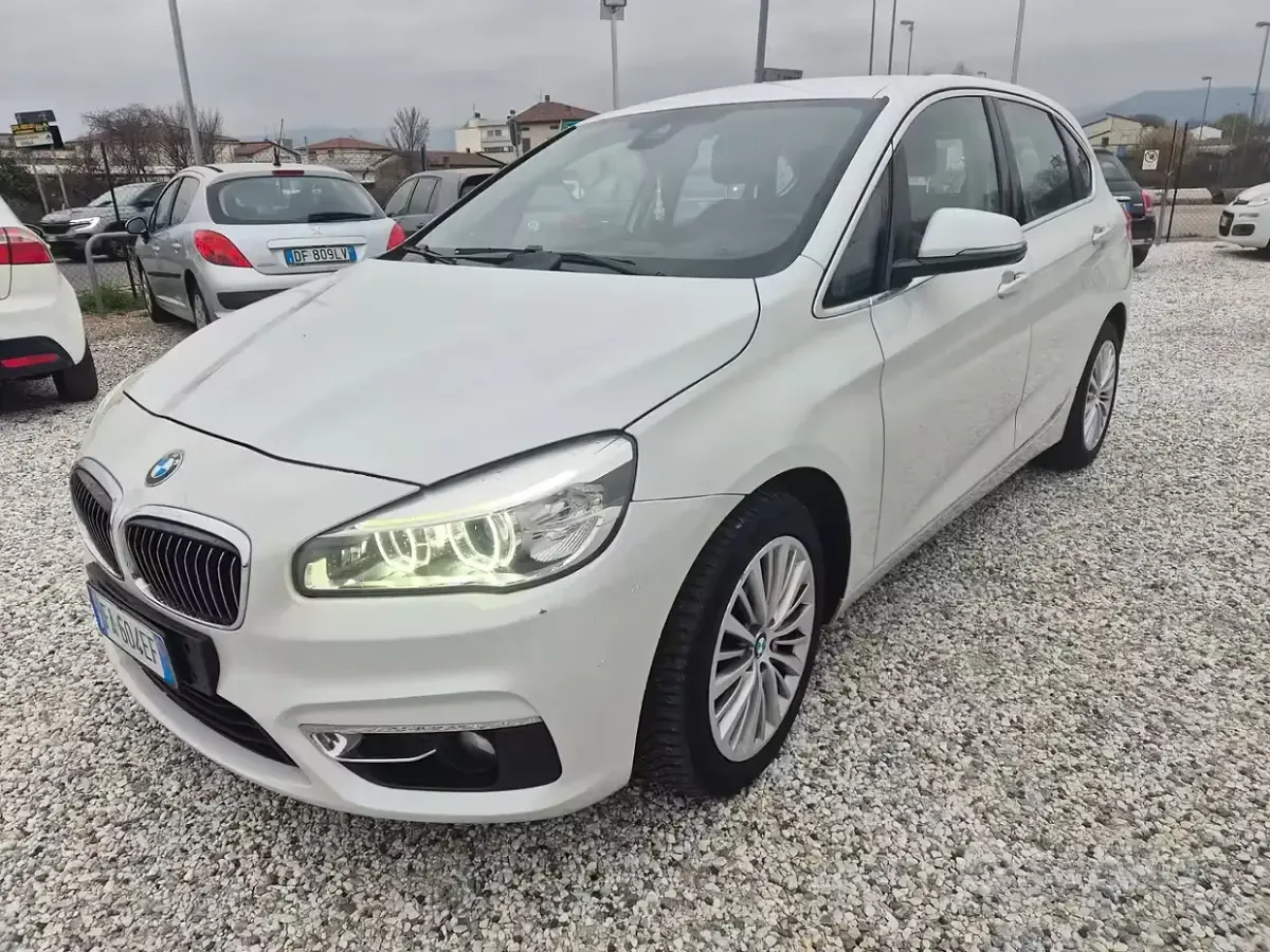 Begagnad BMW 216 Active Tourer Luxury Line 116 HK (85 kW) 2015 Vit Minibuss