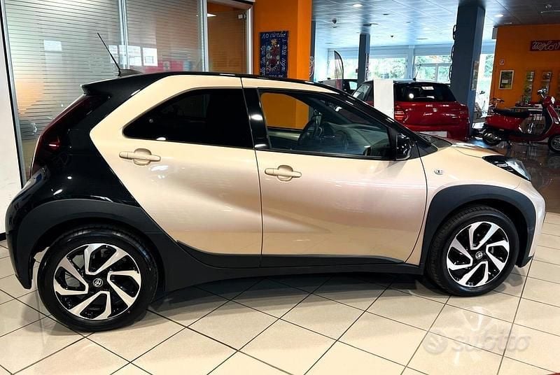 Usata Toyota Aygo X Trend 72 CV (52 kW) 2025 Beige SUV