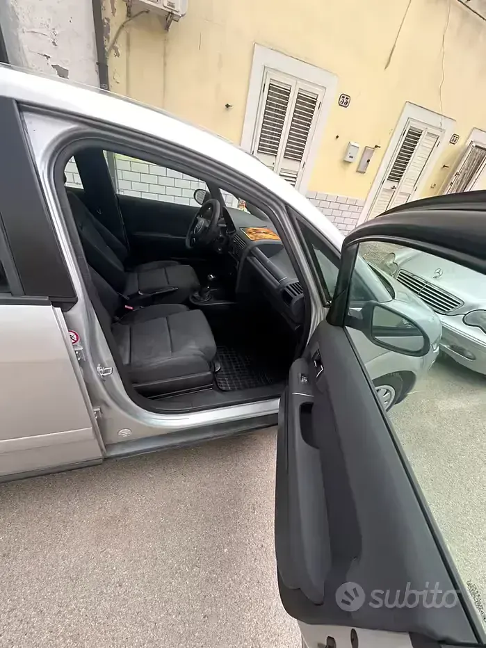 Usata Audi A2 75 CV (55 kW) 2004 Grigio Utilitaria