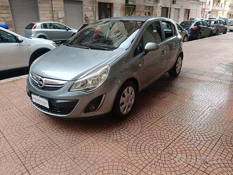 Grigio Usata 2013 Opel Corsa Edition Due volumi | 5490 € (Cara) - Immagine 1/4