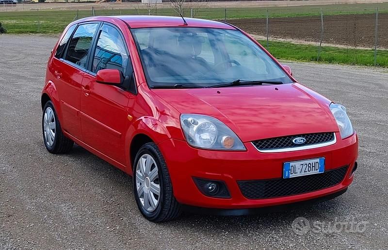 Usata Ford Fiesta Ghia 68 CV (50 kW) 2007 Rosso Utilitaria
