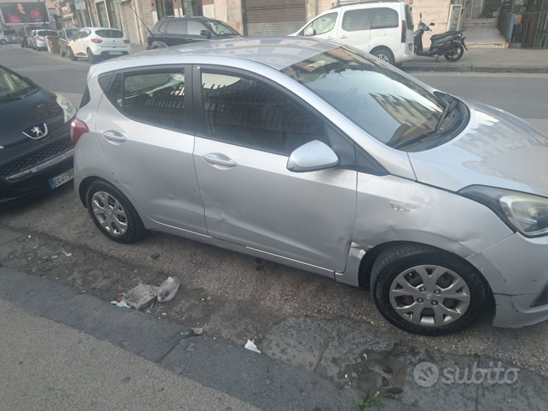 Usata Hyundai i10 Comfort 69 CV (50 kW) 2015 Grigio Utilitaria