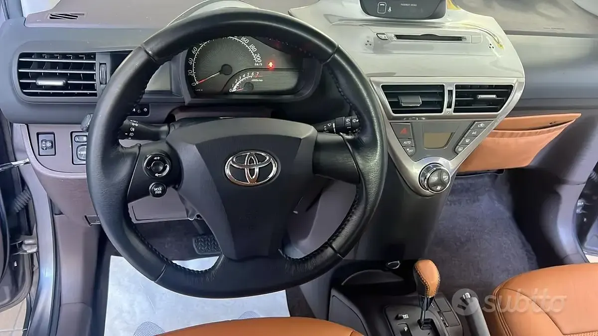Usata Toyota iQ Executive 99 CV (72 kW) 2009 Grigio Utilitaria