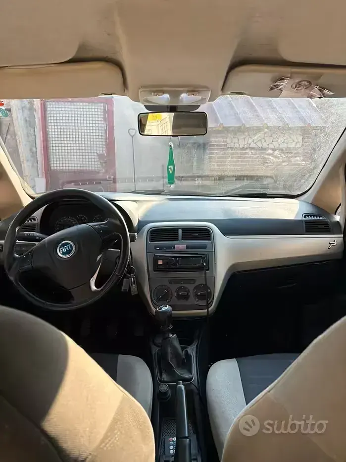 Usata Fiat Grande Punto 77 CV (56 kW) 2005 Bluazzurro Utilitaria