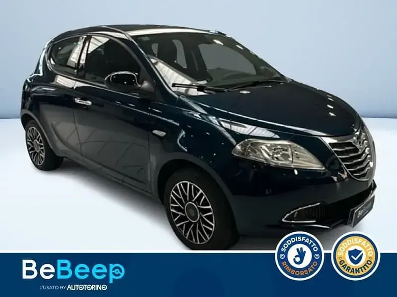 Usata Lancia Ypsilon 69 CV (50 kW) 2015 Blu metallizzato Utilitaria