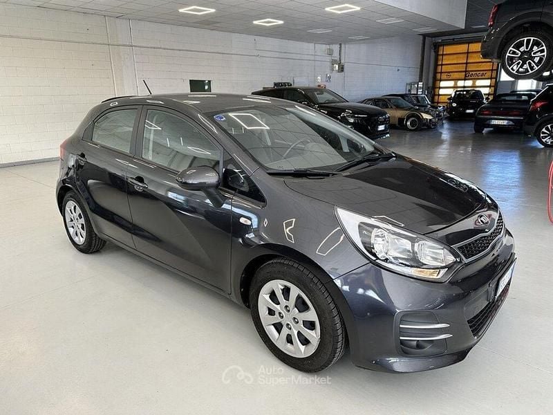 Usata Kia Rio Active 86 CV (63 kW) 2015 Gray Berlina