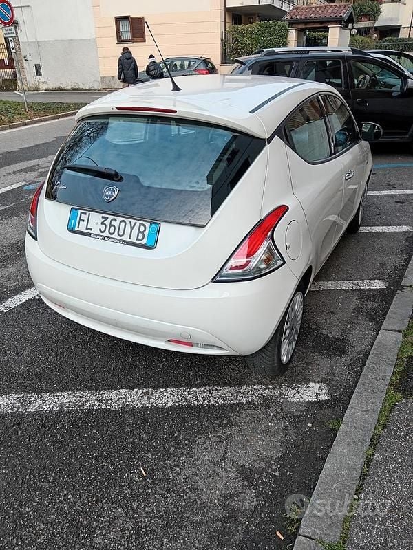 Usata Lancia Ypsilon Silver 69 CV (50 kW) 2017 Bianco Utilitaria