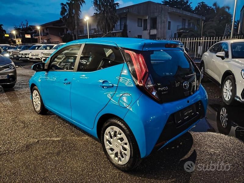 Usata Toyota Aygo Connect Style 72 CV (52 kW) 2020 Blu Utilitaria
