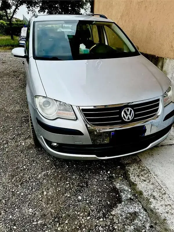 Käytetty VW Touran Trendline 105 HP (77 kW) 2008 Harmaa Tila-auto