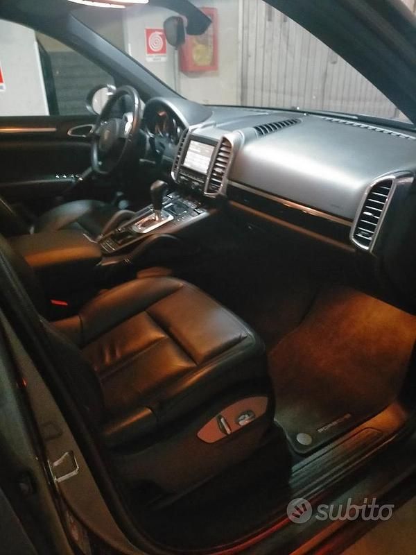 Usata Porsche Cayenne 240 CV (176 kW) 2010 Grigio SUV