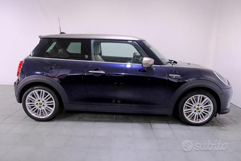 Usata Mini Cooper SE 135 kW (184 CV) 2022 Enigmatic black mini yours Utilitaria