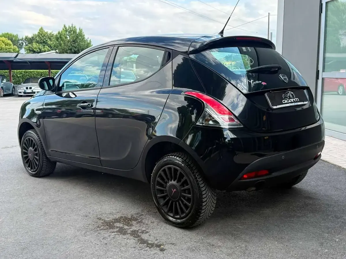 Usata Lancia Ypsilon 80 CV (58 kW) 2013 Nero Utilitaria