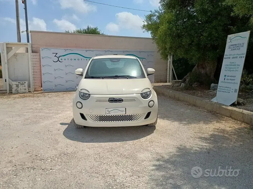 Begagnad Fiat 500e Icon 42 kW (58 HK) 2024 Vit Sedan