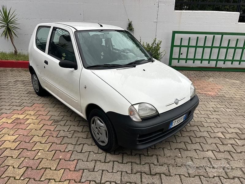 Usata Fiat 600 54 CV (39 kW) 2005 Bianco Berlina