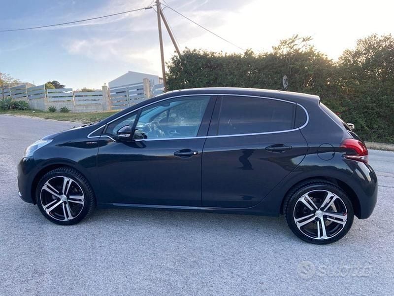 Usata Peugeot 208 GT-line 110 CV (80 kW) 2016 Gray Utilitaria