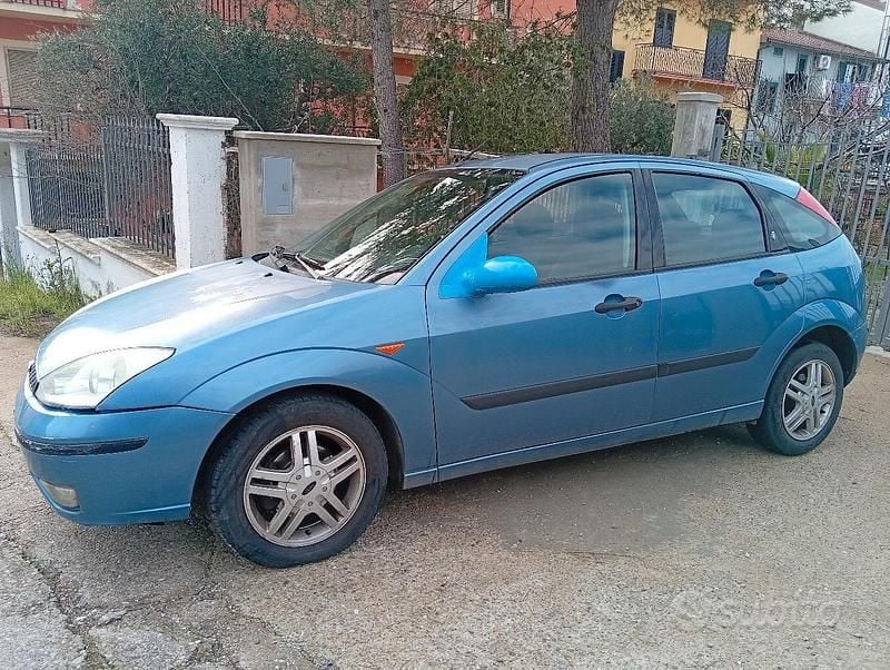 Usata Ford Focus 100 CV (73 kW) 2004 Blu Utilitaria