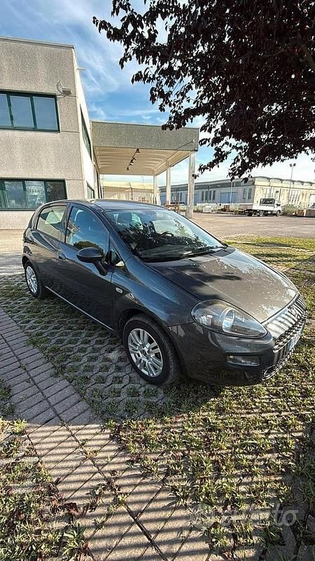 Grigio Usata 2016 Fiat Punto Lounge Due volumi | 7500 € (Buon prezzo) - Immagine 1/4