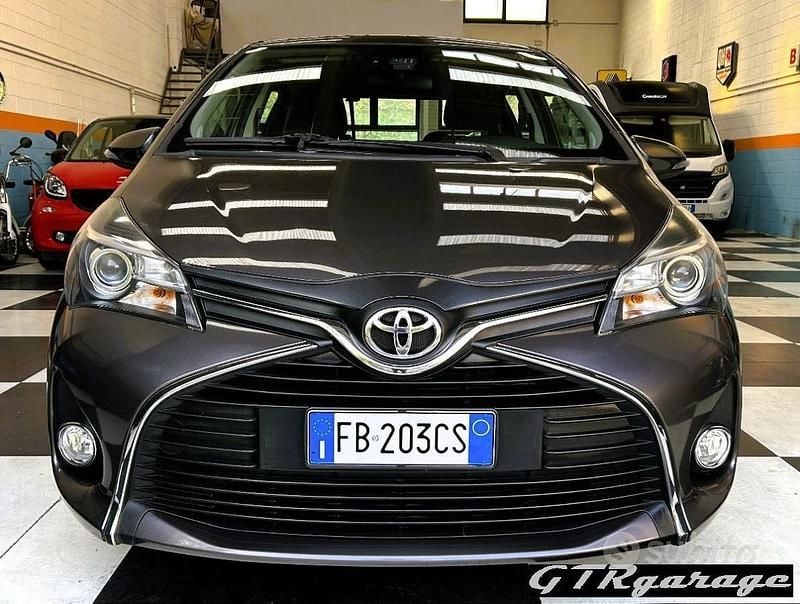 Usata Toyota Yaris Active 90 CV (66 kW) 2015 Grigio Utilitaria